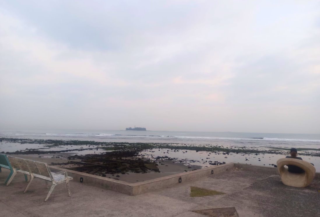 Sorprende bajo nivel del mar en playas de Boca del Río previo a evento de norte | FOTOS