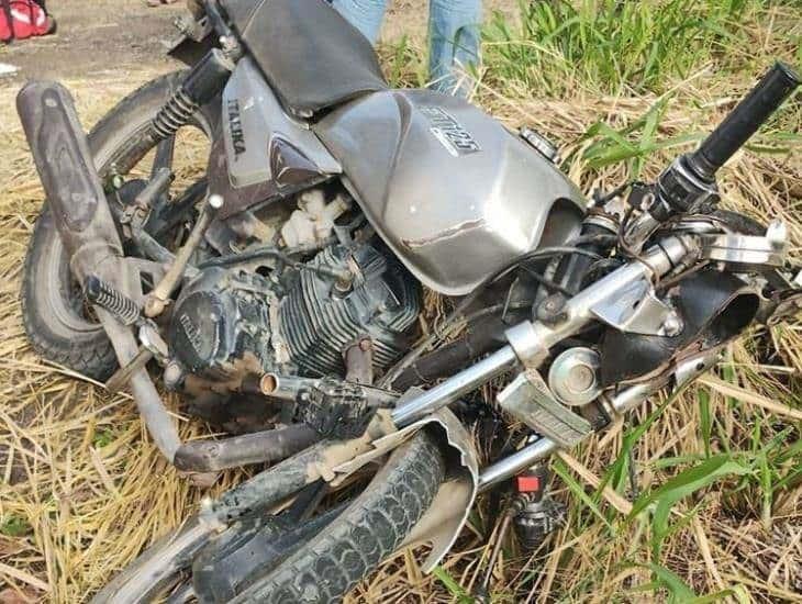 Chocan de frente camioneta y moto en carretera de Tierra Blanca