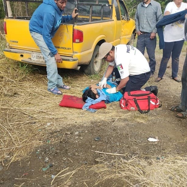 Chocan de frente camioneta y moto en carretera de Tierra Blanca