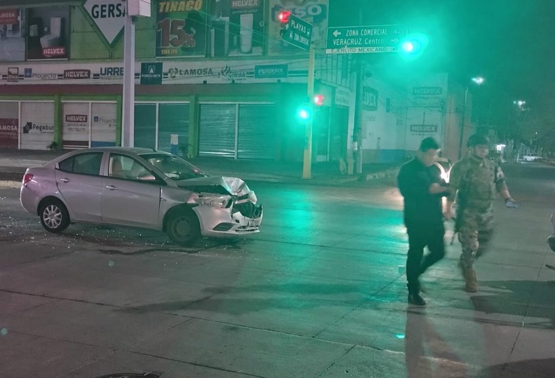 Aparatoso choque de autos en avenida Ejército Mexicano