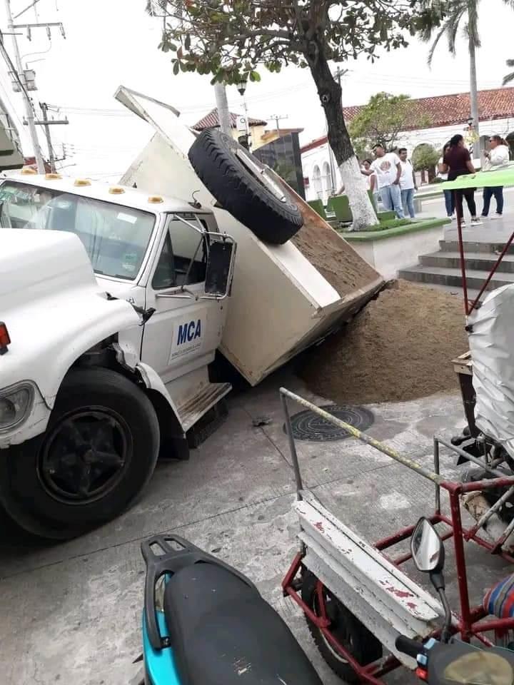 Camión de volteo cae a socavón en calles de Alvarado, Veracruz