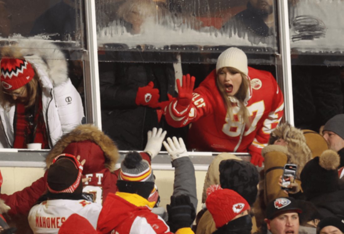 Taylor Swift sorprende a los fans en Arrowhead Stadium luciendo la chamarra de Travis Kelce