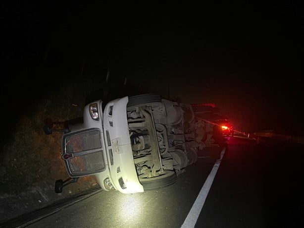 Tráfico lento en la carretera Veracruz-Cardel por volcadura de tráiler