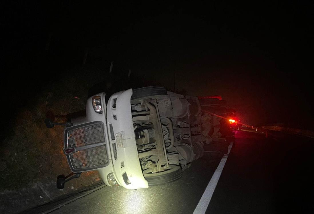 Vuelca tráiler en la carretera Veracruz-Cardel; se durmió el conductor