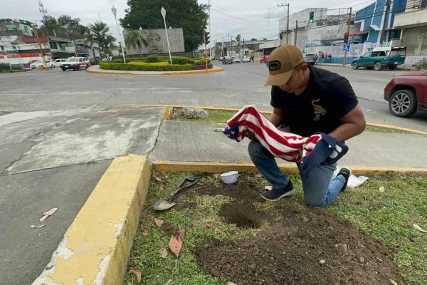 Joven le dio una despedida digna a un gatito en Poza Rica; ¿harías lo mismo?