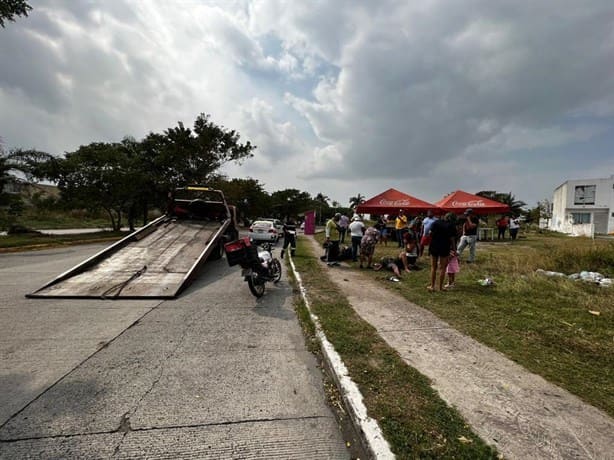 Taxista impacta a pareja de motociclistas en Lagos de Puente Moreno, en Medellín