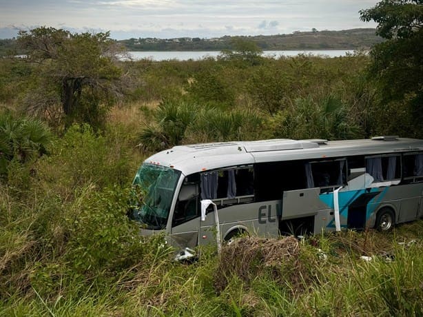 Autobús con trabajadores de CFE se accidenta en carretera a Actopan, Veracruz