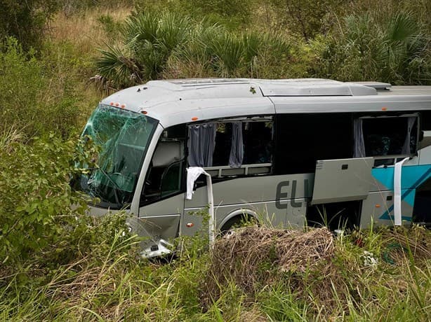 Autobús con trabajadores de CFE se accidenta en carretera a Actopan, Veracruz