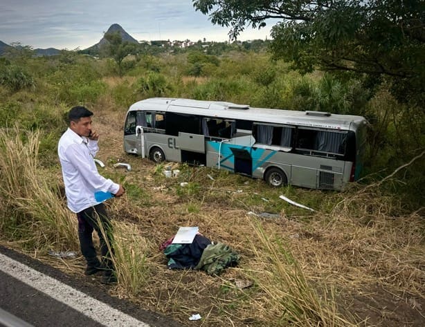 Autobús con trabajadores de CFE se accidenta en carretera a Actopan, Veracruz