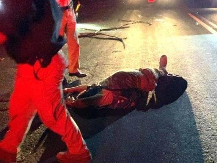 Motociclista en Tierra Blanca derrapa y termina sobre bulto de caña