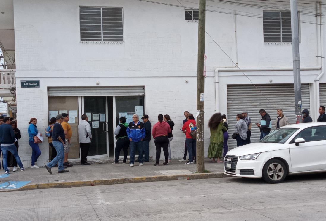 Hacen fila más de 6 horas para tramitar su licencia de conducir en Veracruz