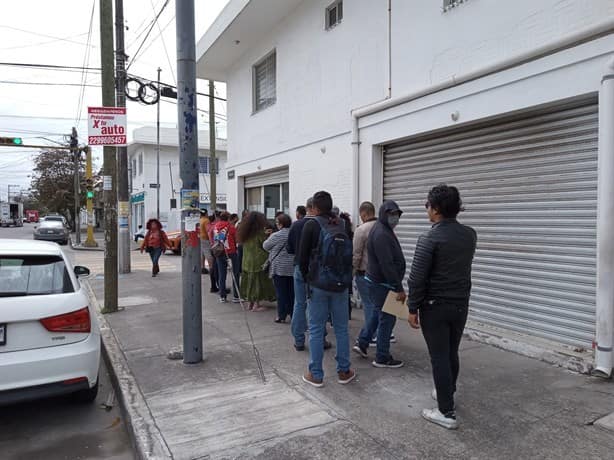 Hacen fila más de 6 horas para tramitar su licencia de conducir en Veracruz