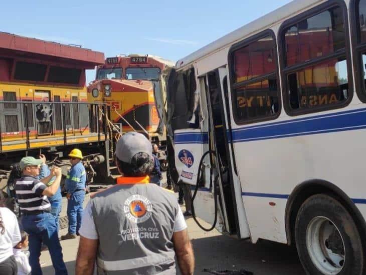 Locomotora golpea un autobús de pasajeros en Xalapa