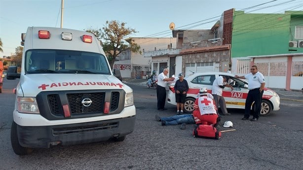 Taxista impacta a joven motociclista en la colonia 21 de Abril, en Veracruz