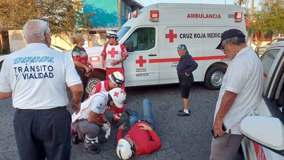 Taxista impacta a joven motociclista en la colonia 21 de Abril, en Veracruz