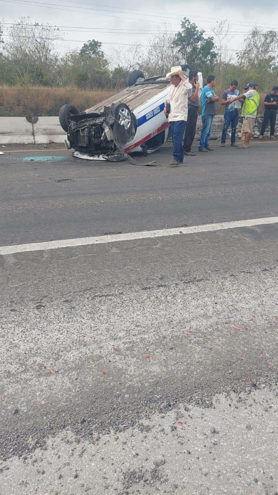 Taxista pierde el control y termina volcado en Emiliano Zapata