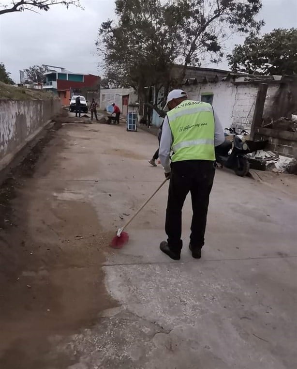 Alcaldesa Lizzette Álvarez pone manos a la obra en colonias de Alvarado