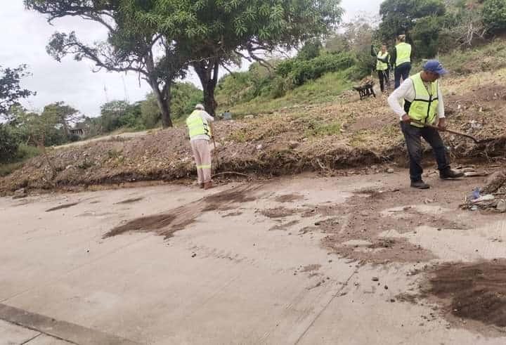 Alcaldesa Lizzette Álvarez pone manos a la obra en colonias de Alvarado