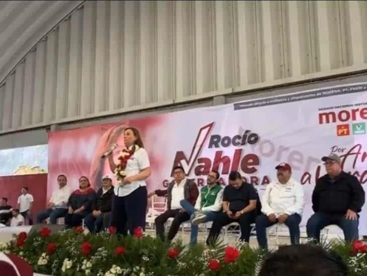 Dan caluroso recibimiento a Rocío Nahle en Ixhuatlán del Sureste, hace un llamado a la unidad