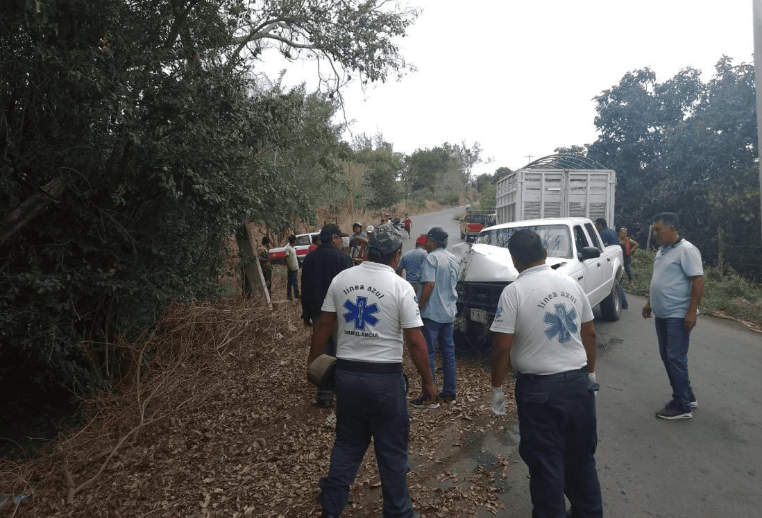 A camioneta se le revienta una llanta e impacta contra poste de luz