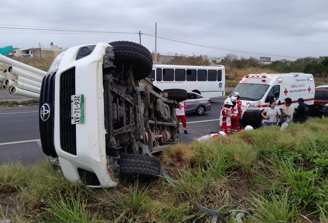 Tráiler impacta a camioneta y provoca accidente en autopista Veracruz-Cardel