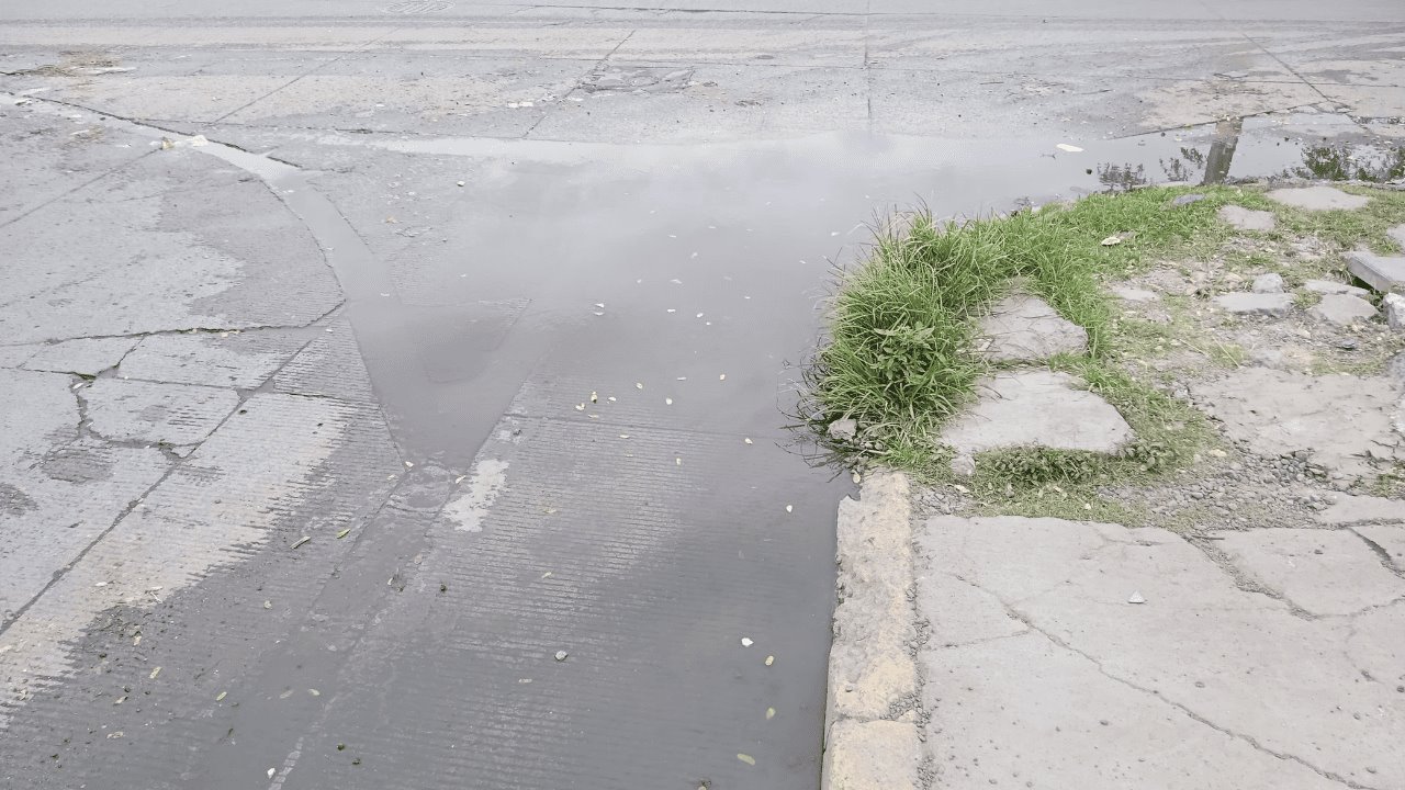 Vecinos de Puente Moreno denuncian río de aguas negras