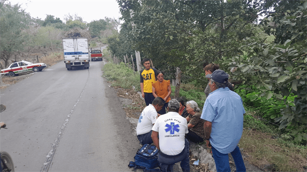 A camioneta se le revienta una llanta e impacta contra poste de luz