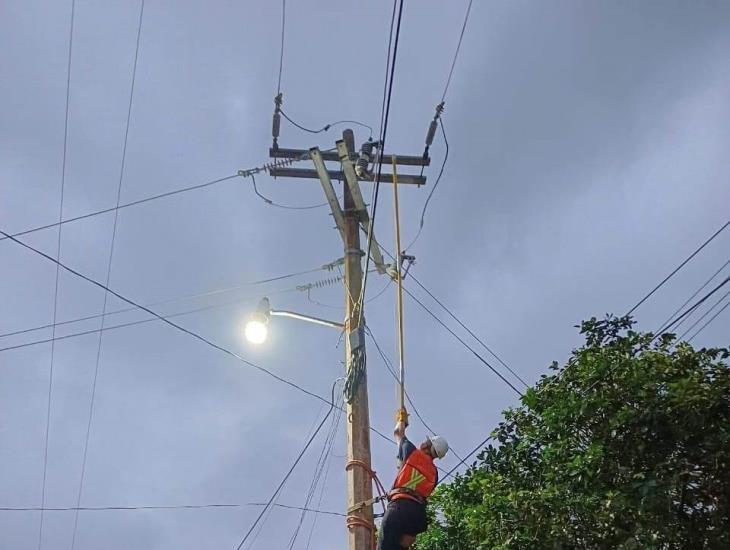 Atienden fallas de energía eléctrica en colonias de Texistepec 