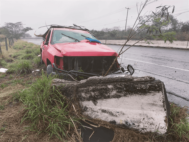 Camioneta volcada y abandonada en Rinconada, Emiliano Zapata