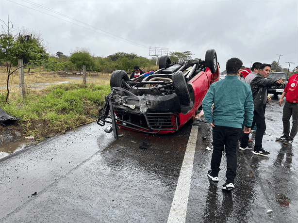 Camioneta volcada y abandonada en Rinconada, Emiliano Zapata