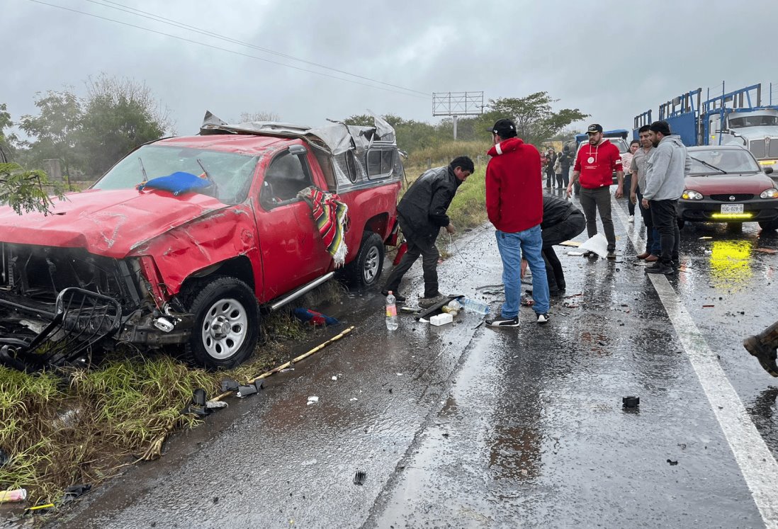 Camioneta volcada y abandonada en Rinconada, Emiliano Zapata