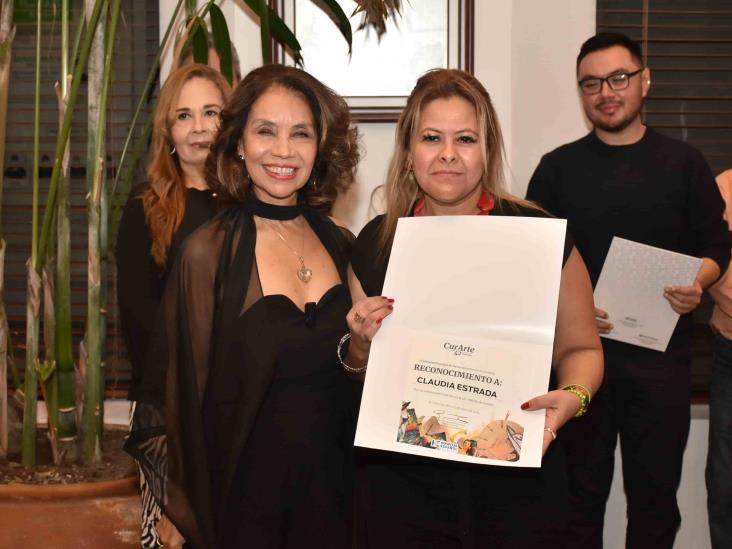 Artistas veracruzanos llevan a cabo la 42ª exposición en el pasillo CurArte