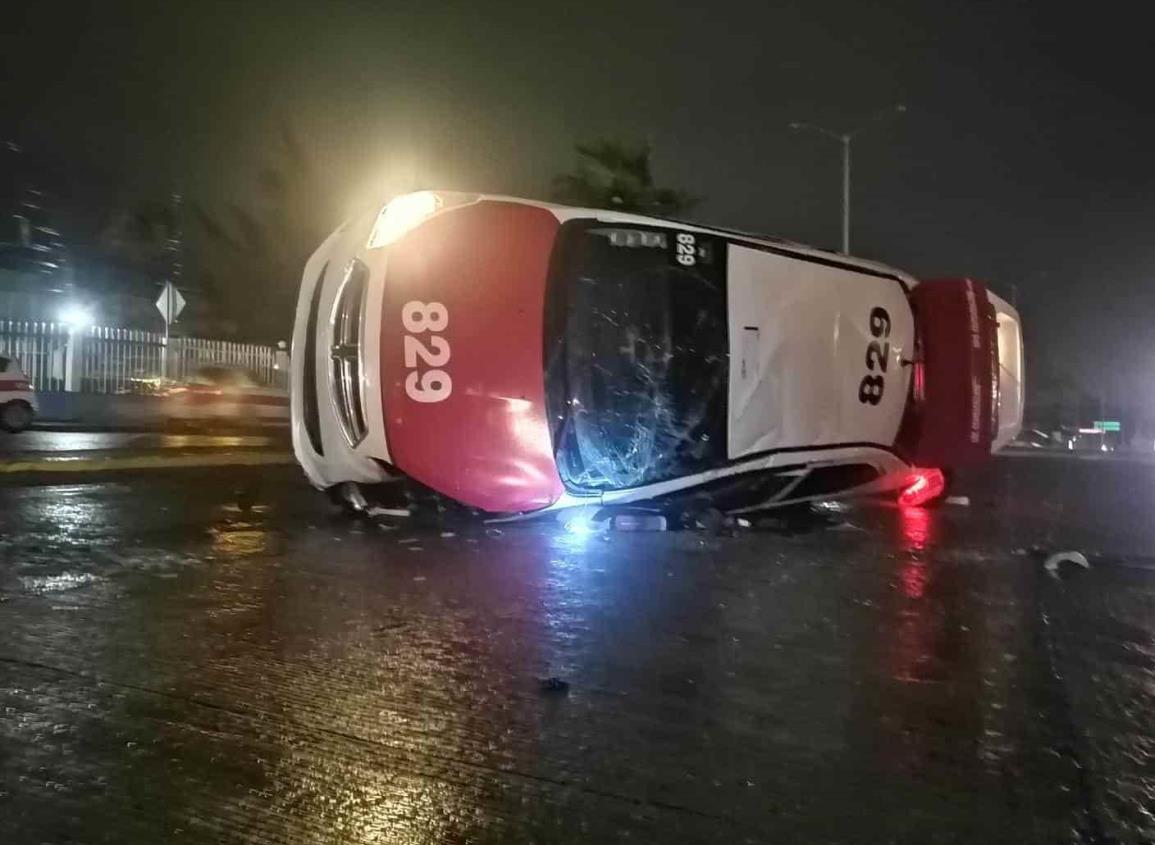 Taxista terminó volcado tras perder el control de su unidad en la Avenida Universidad | VIDEO