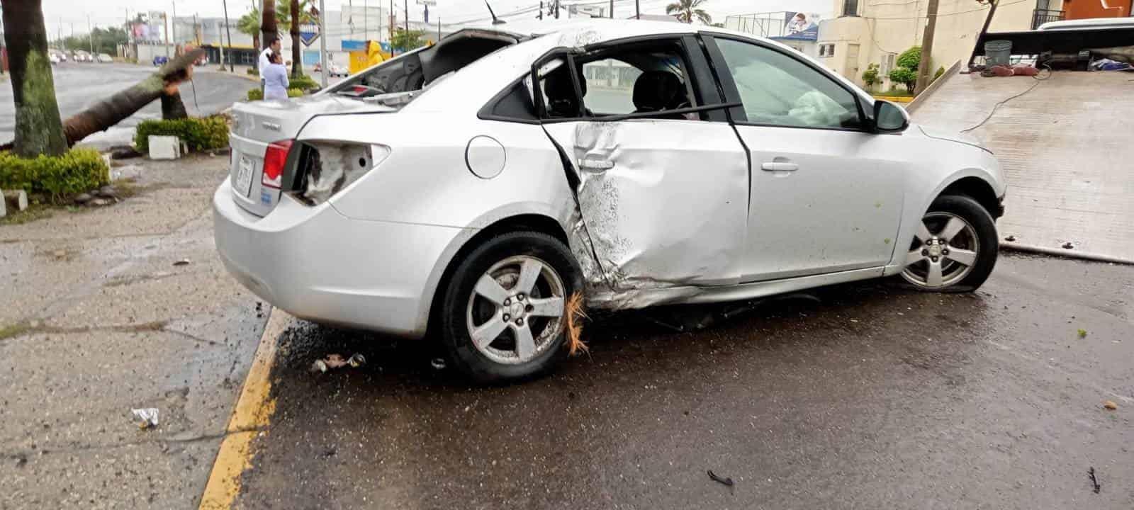 Automovilista se impactó contra jardinera y derribó una palmera en Balcones de Mar