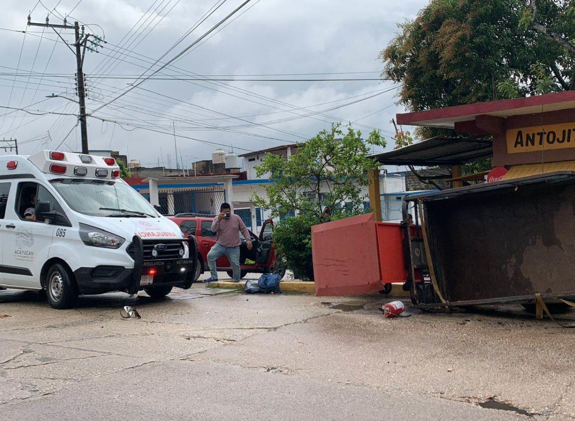 Repartidor de gasera herido tras choque y volcadura en Acayucan l VIDEO