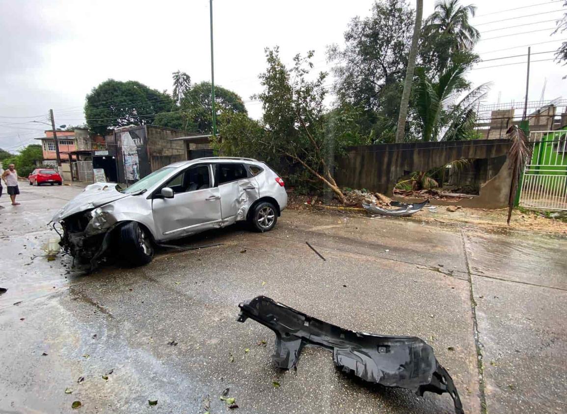 Pareja resultó gravemente herida tras sufrir un accidente automovilístico en Cosoleacaque