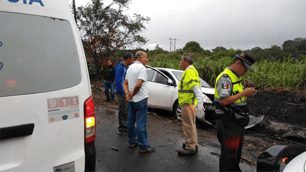 Auto compacto se estrella en carretera Tierra Blanca-Tres Valles