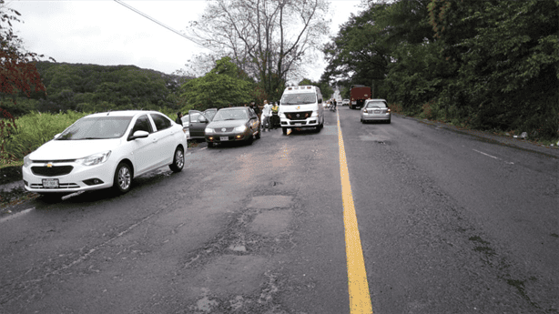 Auto compacto se estrella en carretera Tierra Blanca-Tres Valles