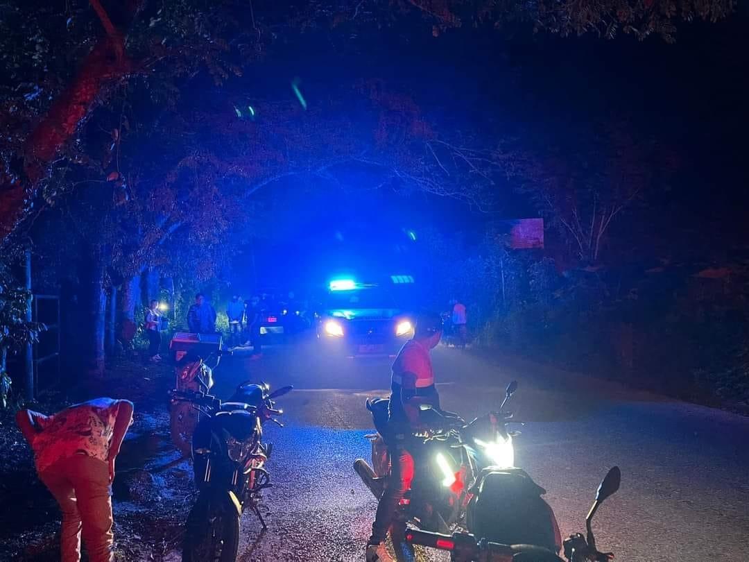 Jóvenes motociclistas convierten tramo carretero de Moloacán en pista de carreras