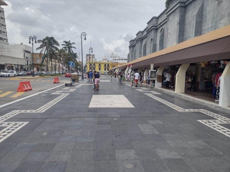 Comerciantes del Mercado de Artesanías preocupados por rumor de demolición nocturna de exbodega de autos