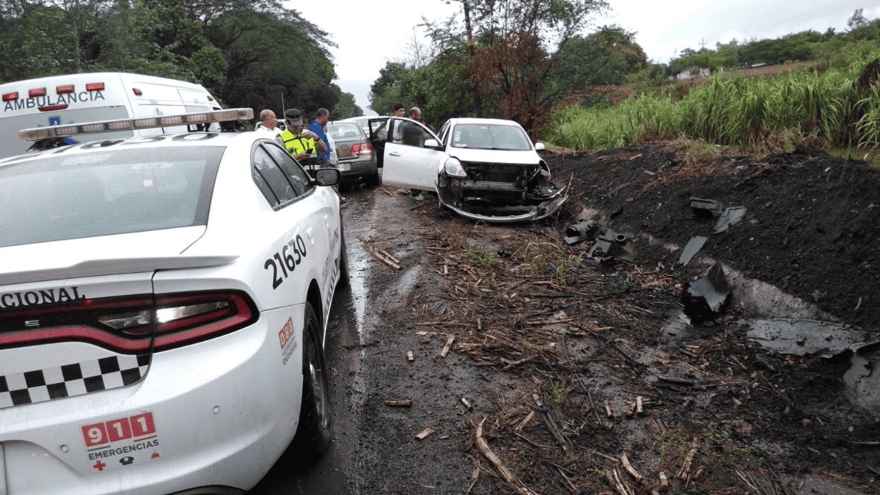 Auto compacto se estrella en carretera Tierra Blanca-Tres Valles