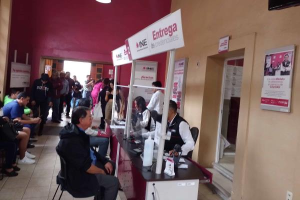 Abarrotan módulos del INE en Orizaba; ¿lograste renovar tu credencial?