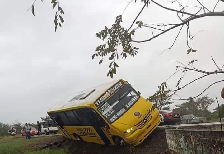 Se queda sin frenos camión de pasaje en Veracruz, estuvo a punto de volcar