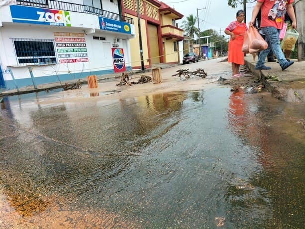 De nuevo bloquean avenida de Coatzacoalcos por acumulación de aguas negras