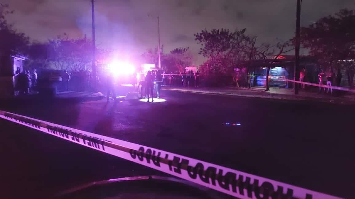 Tráiler choca contra dos hermanos en moto; uno sobrevive de milagro en Veracruz