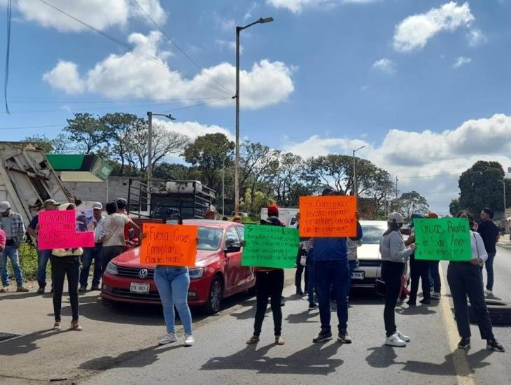 Carretera federal 180 es bloqueada por presunto abuso de Fiscal y Grúas Téllez