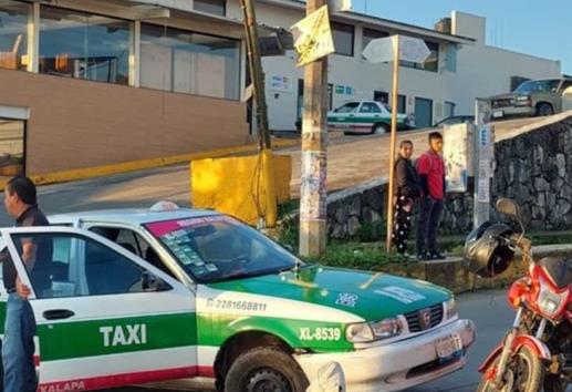 Taxista atropella a motociclistas en la avenida Granada del Sumidero en Xalapa