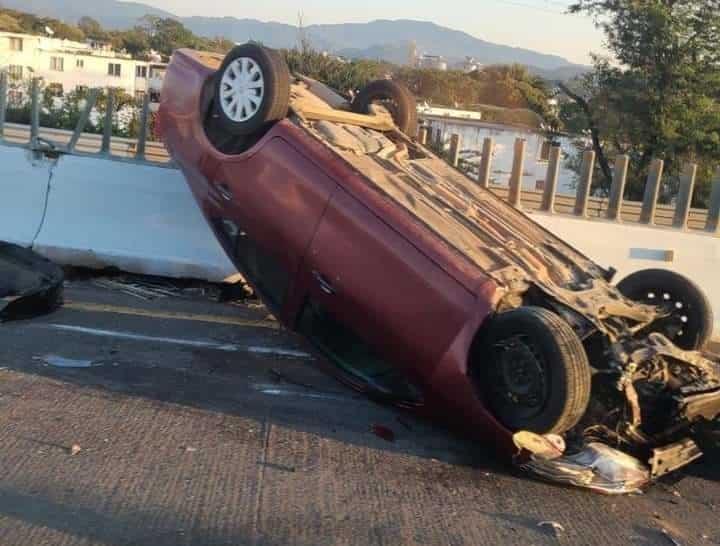 Maestras terminan lesionadas tras volcadura de automóvil en Amatlán de los Reyes