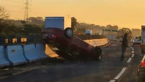 Maestras terminan lesionadas tras volcadura de automóvil en Amatlán de los Reyes