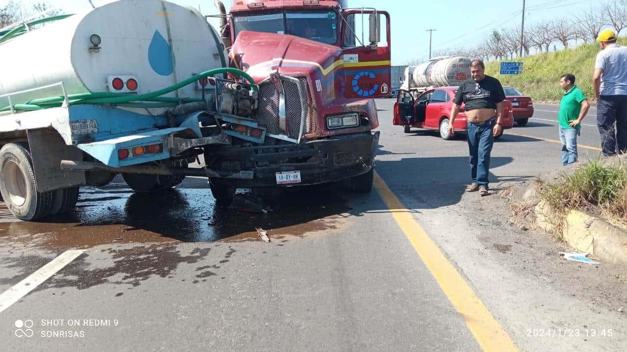 Choque entre pipa y tractocamión deja caos vial en Veracruz